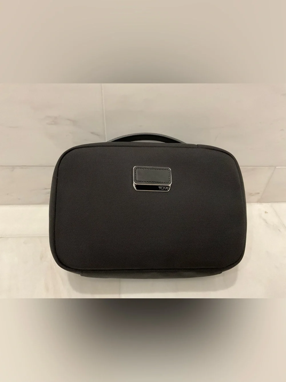 NEW Tumi ARRIVE RICHARDS 9.75” Travel Kit Toiletry Bag - BLACK & CARBON FIBER
